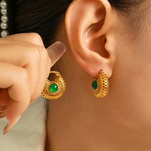 Boucles d'oreilles vintage françaises dorées 18k avec pierre ronde verte sertie