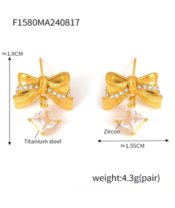 Dettaglio orecchini a fiocco in titanio con zircone quadrato e dimensioni di 1,8 cm