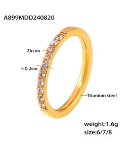 Makro-Detailansicht des Gold-Titanstahlrings mit zehn eingelegten Zirkoniasteinen