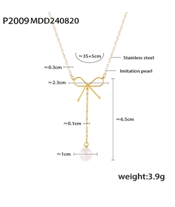 Détail du pendentif nœud sur chaîne en acier doré avec breloque perle d'imitation