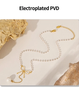 Détail du collier à nœud avec perles, placage PVD doré et finitions métalliques de luxe
