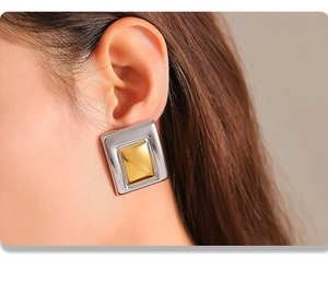 Makro-Detail geometrischer Rechteck-Ohrstecker in zweifarbigem Silber- und 18K Gold-Finish