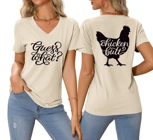Vue avant et arrière d'un t-shirt beige col en V cintré avec imprimé poulet amusant