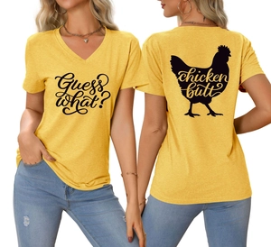 T-shirt jaune col en V avec imprimé Guess what chicken butt, vues de face et de dos