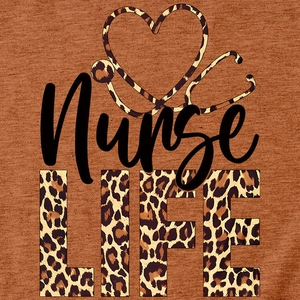 Détail du t-shirt caramel avec stéthoscope en cœur léopard et imprimé Nurse Life