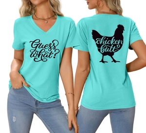 Détails du t-shirt bleu à col en V avec imprimés Guess what et Chicken Butt à l'arrière