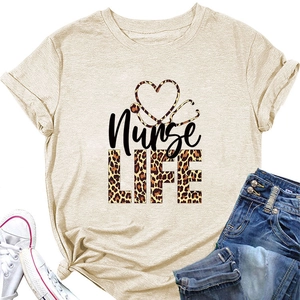 Détail du t-shirt beige Nurse Life avec stéthoscope cœur léopard et nœud latéral élégant