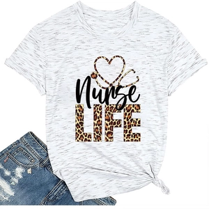 Détail de l'imprimé Nurse Life sur t-shirt gris avec motif léopard et nœud élégant