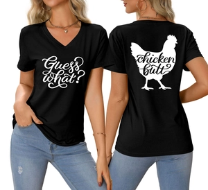 Vue avant et arrière du t-shirt noir à col en V avec imprimé graphique drôle de poulet
