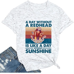 Gros plan d'un t-shirt blanc à col rond avec imprimé portrait vintage et short
