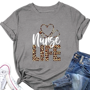 T-shirt gris Nurse Life avec motif léopard et stéthoscope coeur posé avec un jean bleu