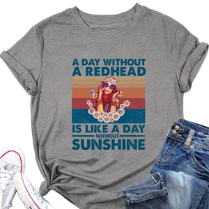 T-shirt gris à plat avec slogan 'A Day Without A Redhead' et design graphique rétro