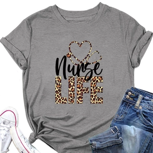 Détail du t-shirt gris Nurse Life avec stéthoscope cœur léopard et texture en coton