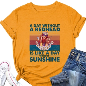Détail du t-shirt jaune gingembre avec portrait rétro de rousse et motifs tournesol
