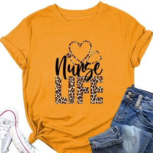 Détail du t-shirt jaune moutarde Nurse Life avec imprimé cœur léopard et stéthoscope