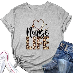 Vue à plat du t-shirt gris Nurse Life avec stéthoscope léopard et short en jean