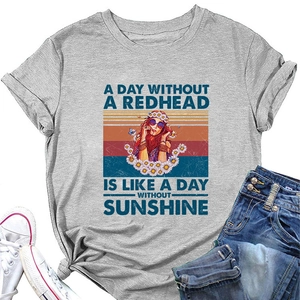 T-shirt gris posé à plat avec imprimé femme vintage et citation inspirante