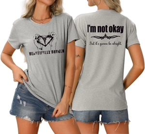 Détail recto-verso du t-shirt gris avec motif Beautifully Broken et texte de motivation