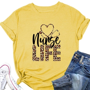 T-shirt jaune Nurse Life à motif stéthoscope léopard avec jean bleu sur fond plat