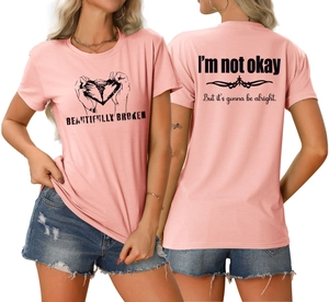 Détails avant et arrière du t-shirt rose avec motif de cœur et texte motivant