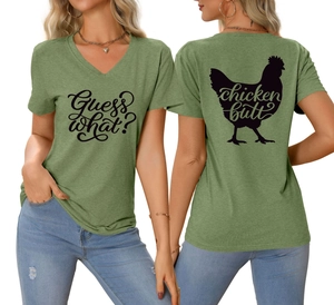 T-shirt vert col en V avec imprimé 'Guess what? Chicken butt' vues avant et arrière