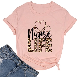 Gros plan du t-shirt rose Nurse Life avec texte léopard et cœur de stéthoscope