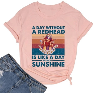 Détail du t-shirt rose en coton avec imprimé portrait vintage et col rond classique