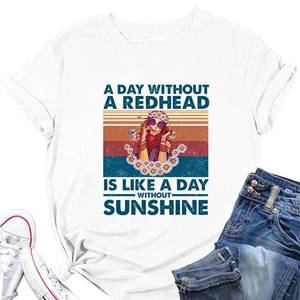 T-shirt blanc à col rond avec motif graphique rétro et détails floraux posés à plat