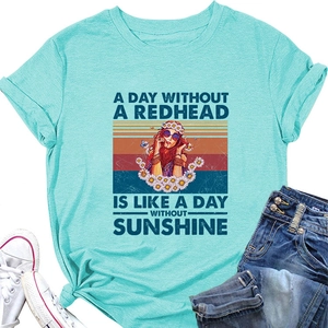 Détail du t-shirt sarcelle avec imprimé vintage A Day Without a Redhead et motif marguerites
