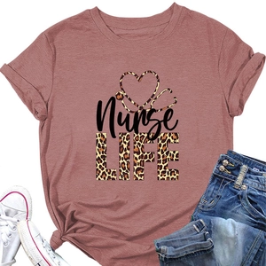 Détail du t-shirt rose Nurse Life avec texte léopard et décoration de stéthoscopes