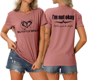 Vue détaillée du t-shirt en coton rose avec imprimé et slogan au dos du vêtement