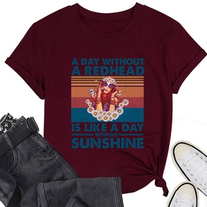 Détail d'un t-shirt en coton bordeaux avec illustration vintage et nœud à l'ourlet