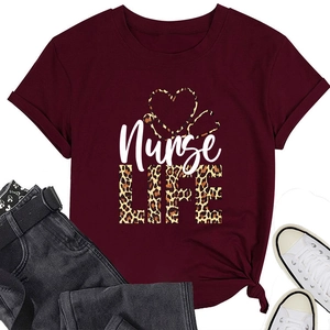 Détail du t-shirt bordeaux Nurse Life avec stéthoscope léopard et cœur sur fond blanc épuré