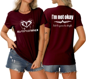 Vues avant et arrière du t-shirt bordeaux avec graphique de cœur et citations