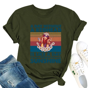 Détail du t-shirt en coton vert foncé avec imprimé rétro bohème et col rond classique