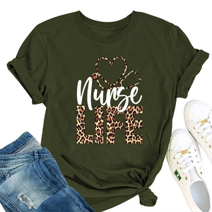 Détail du t-shirt vert armée Nurse Life avec stéthoscope cœur en imprimé léopard