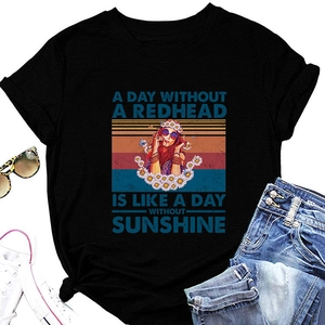 T-shirt en coton noir avec imprimé vintage et accessoires d'été sur fond blanc épuré