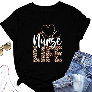 T-shirt noir Nurse Life avec cœur léopard, accessoires et jean sur fond blanc pur