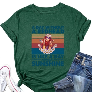 T-shirt en coton vert à plat avec imprimé vintage rousse et détails de citation