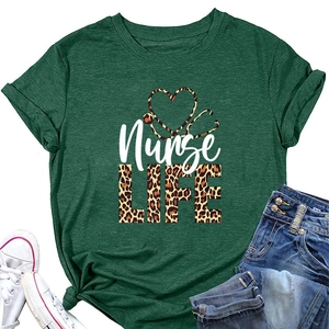 Détail du t-shirt Nurse LIFE vert foncé avec motif léopard et graphismes stéthoscope
