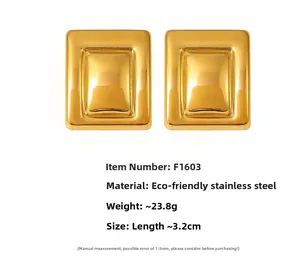 Makro-Detail von 3,2cm goldenen geometrischen Rechteck-Ohrringen aus 18K vergoldetem Stahl