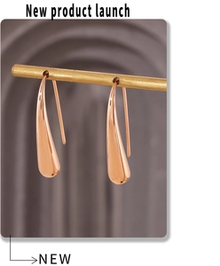Primer plano de pendientes de gota en oro rosa con acabado pulido y ganchos elegantes