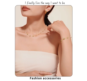 Détail d'un ensemble de bijoux dorés avec pierres naturelles vertes et blanches sur modèle
