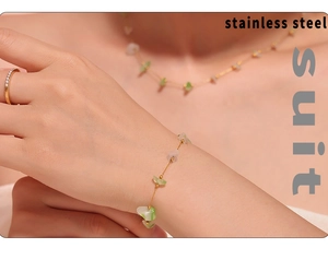 Détail d'ensemble en acier inoxydable avec collier et bracelet aux pierres vertes et blanches