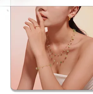 Vue détaillée d'une parure de bijoux pour femme en acier titane doré et pierres naturelles