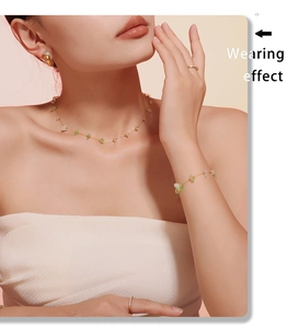 Effet porté de l'ensemble de bijoux dorés avec pierres naturelles vert clair