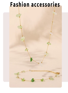 Détail de l'ensemble collier et bracelet en chaîne dorée avec pierres naturelles