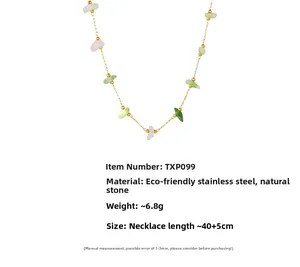 Détail d'un collier en acier inoxydable doré avec pierres naturelles roses et vertes