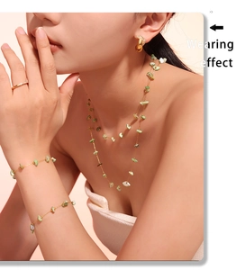Wearing effect of a bohemian gold necklace and bracelet set with green natural stones
