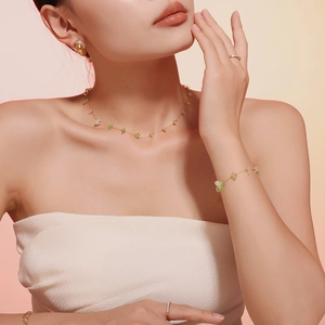Parure bijoux dorés style français avec pierres naturelles, collier, bracelet et boucles